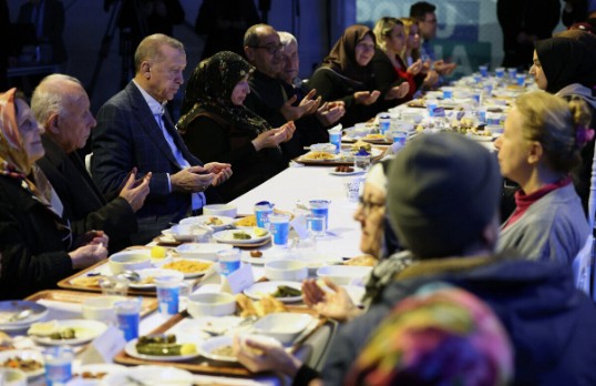 Cumhurbaşkanı Erdoğan İstanbul'da depremzedelerle iftar yaptı: Bir yılda 650 bin konut inşa edeceğiz